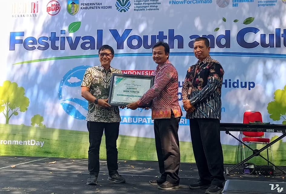 Piagam Penghargaan Sekolah Adiwiyata Kabupaten Kediri 2025 dari Bupati Kediri