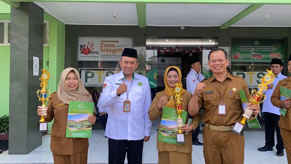 Piagam Penghargaan Kementerian Agama: SMPN 3 Grogol sebagai Sekolah Moderasi Beragama