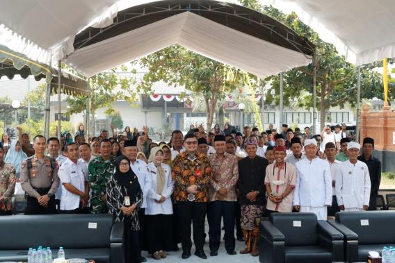 Penghargaan Pemerintah Kabupaten Kediri atas Peresmian 3 Tempat Ibadah Toleransi SMPN 3 Grogol
