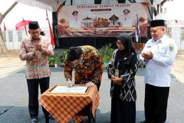 Penghargaan Pemerintah Kabupaten Kediri atas Peresmian 3 Tempat Ibadah Toleransi SMPN 3 Grogol
