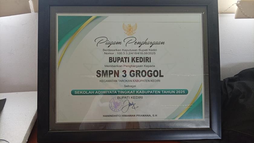 Piagam Penghargaan Sekolah Adiwiyata Kabupaten Kediri 2025 dari Bupati Kediri
