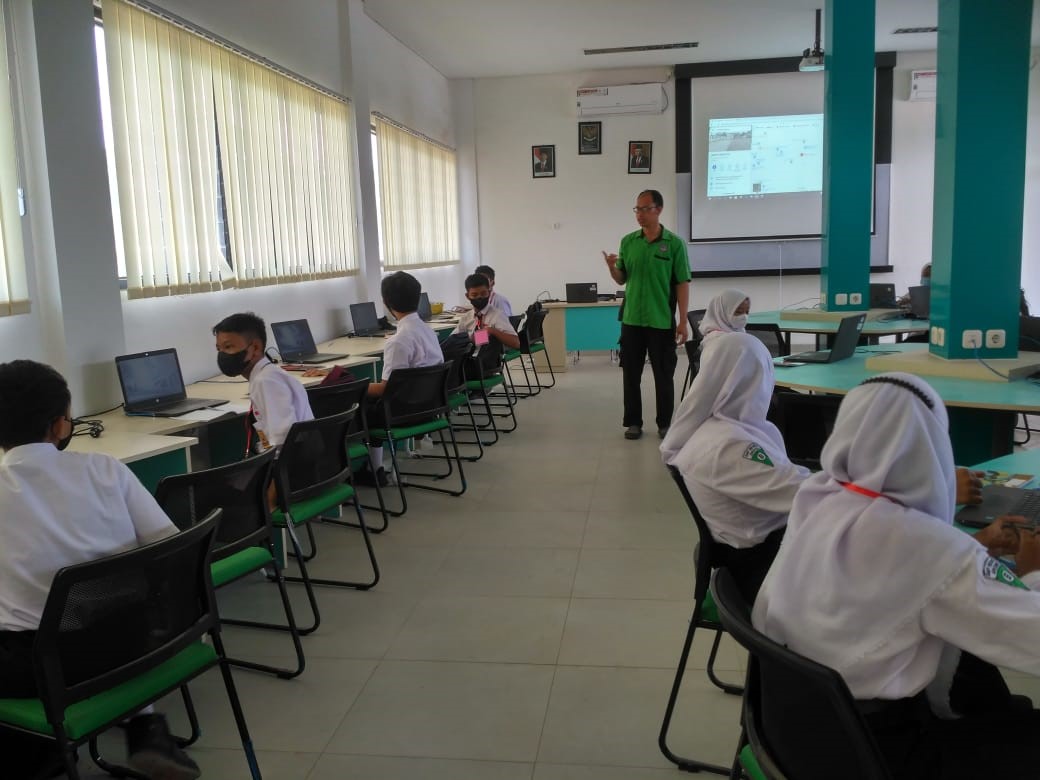 Sanggupkah Pustakawan SMPN 3 Grogol Jadi Penggerak Literasi Siswa?