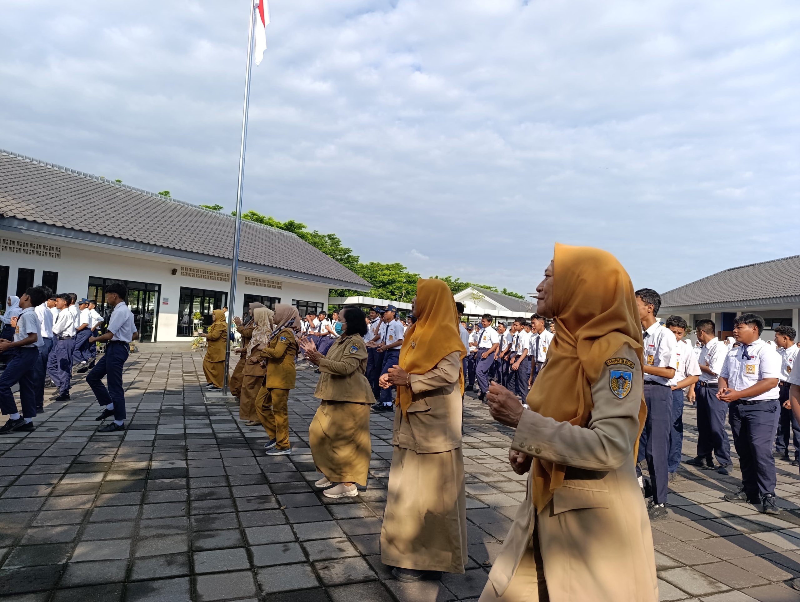 Implementasi 7 Kebiasaan Anak Hebat: Senam Bersama di SMP Negeri 3 Grogol